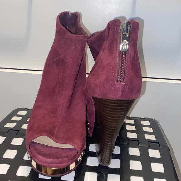 Brand new Burgundy, Vince Camuto open toe platform with gold plated accents. - Picture 3 of 5